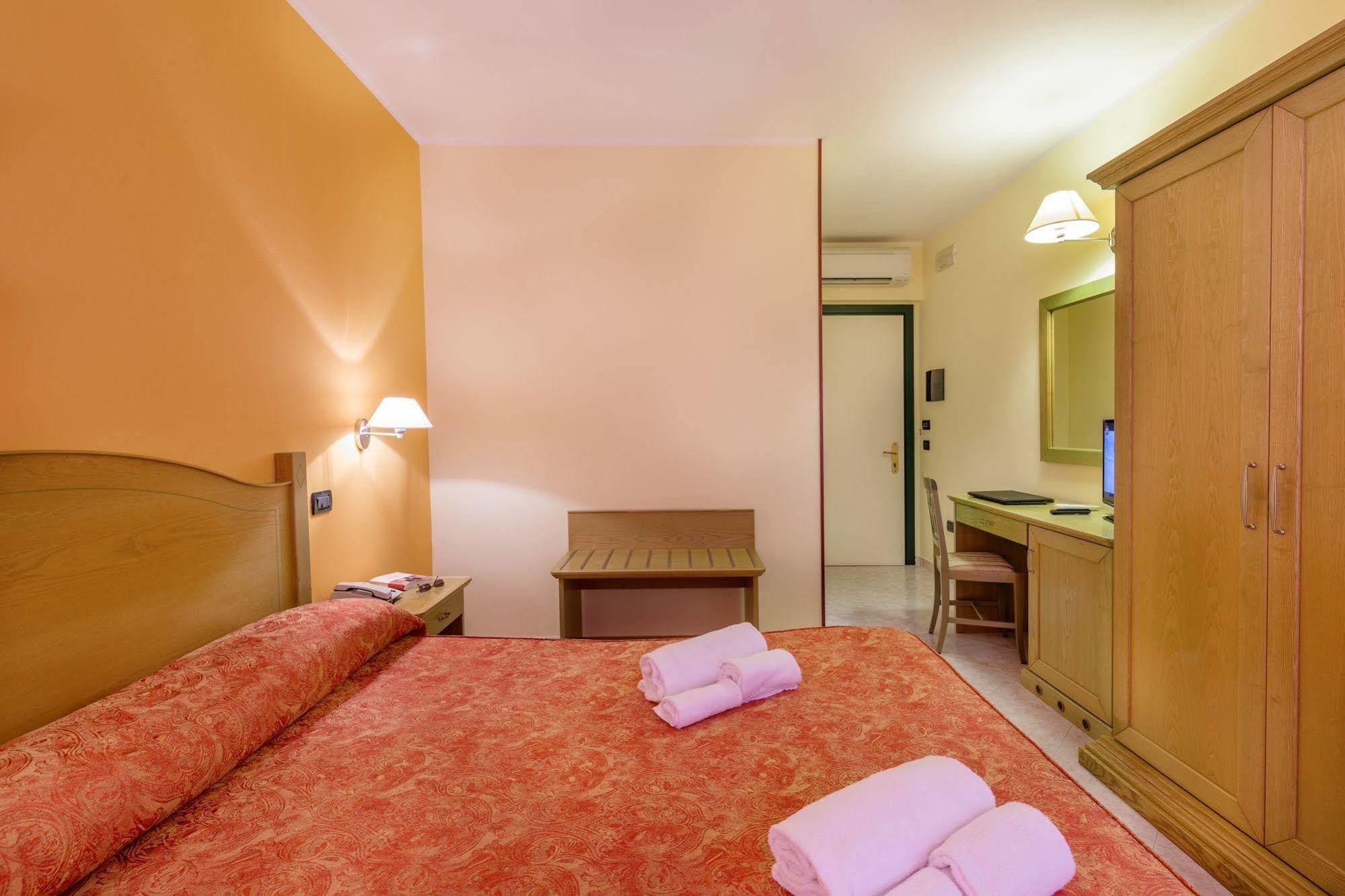 Hotel Rosa Dei Venti Castelsardo Exteriör bild